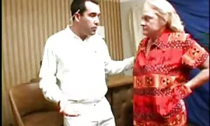 مامان روان کننده کرم پس از بهترین فیلمهای سکسی جهان حمام کردن